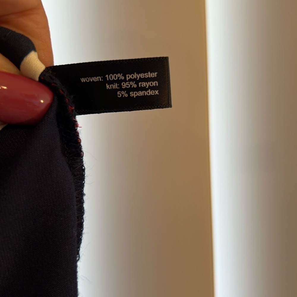The limited - lightweight tank top - size large​ - Picture 7 of 9